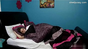 Тонкая россиянка с мелированием онанирует ладошкой и вертится на кровати